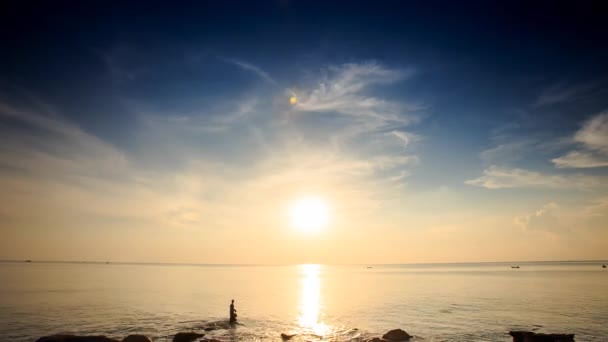 Panorama do pôr do sol sobre a costa rochosa — Vídeo de Stock