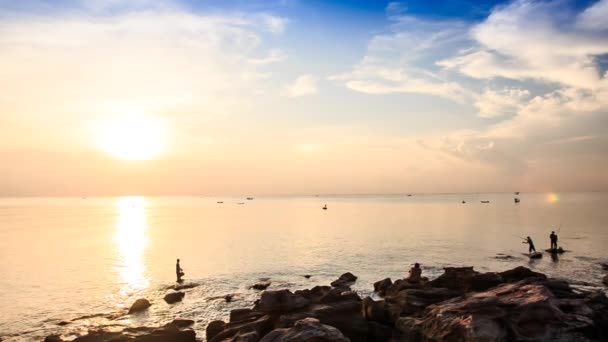 Panorama del atardecer sobre la costa rocosa — Vídeos de Stock