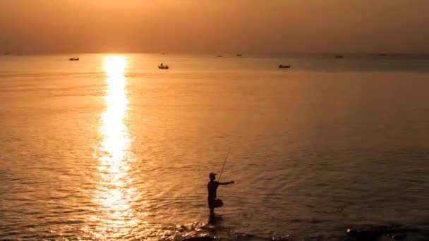 Panorama del atardecer sobre la costa rocosa — Vídeos de Stock