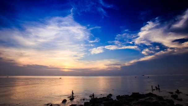 岩石的海岸上空的日落全景 — 图库视频影像