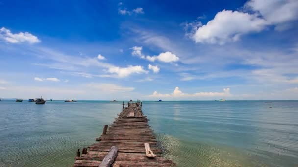 Oude houten pier in de azuurblauwe zee — Stockvideo