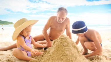 dedesi ile erkek ve kız sahilde