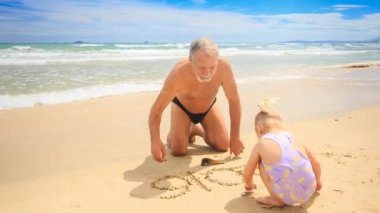 dedesi ile plajda küçük kız