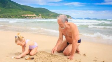 dedesi ile plajda küçük kız