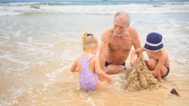 dedesi ile erkek ve kız sahilde