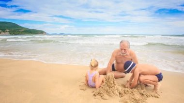 dedesi ile erkek ve kız sahilde