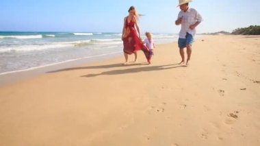 Büyükbaba, anne ve kızı plajda