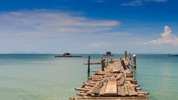 Old wooden pier in azure sea — Stock Video