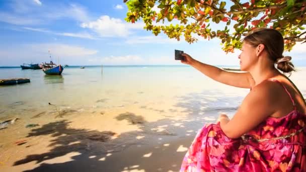 Vrouw nemen foto van boten in de zee — Stockvideo