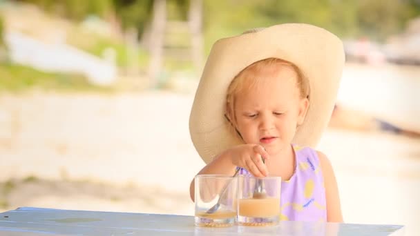 Niña rubia con jugo — Vídeos de Stock