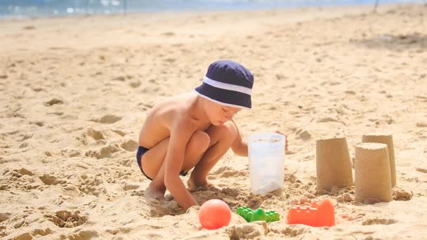 Kumlu plajda küçük çocuk — Stok video