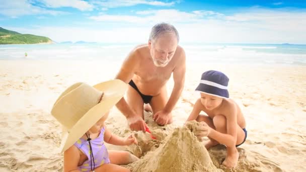 Abuelo con chico y chica en la playa — Vídeos de Stock