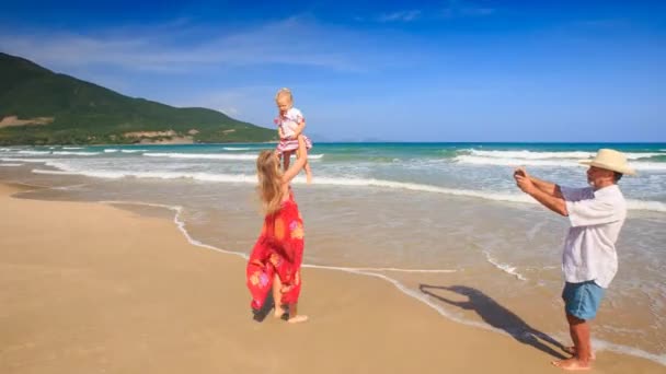 Дедушка, мать и дочь на пляже — стоковое видео