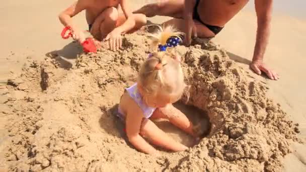 Grand-père avec garçon et fille sur la plage — Video