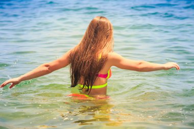 Bikinili güzel kadın.