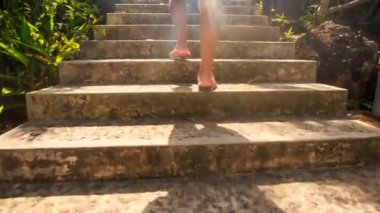 suoi pagoda içinde seyahat adam