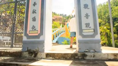 suoi pagoda içinde seyahat adam