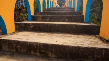 Suoi pagoda Bayraklarda üzerinde duran adam