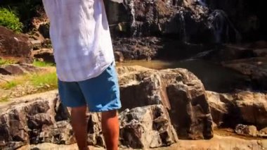 suoi pagoda içinde seyahat adam