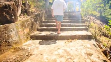 Arka ihtiyar Pagoda Gate Vietnam taş basamakları tırmanıyor