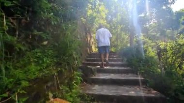 suoi pagoda içinde seyahat adam