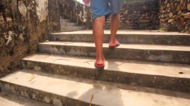 Yaşlı adam ters gelir kiliseye Vietnam'da Fotoğraf Sayısı