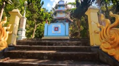 Vietnamca pagoda taş basamaklar