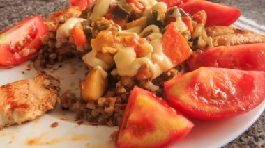 tavuk pilav ve domates ile