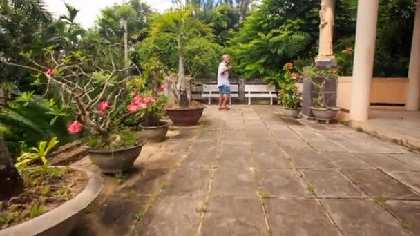 Foto's achterkant oude Man gaat naar de kerk in Vietnam — Stockvideo