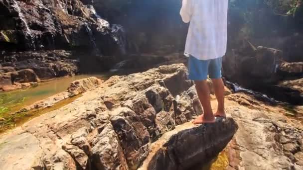 Чоловік фотографує скелясту печеру — стокове відео