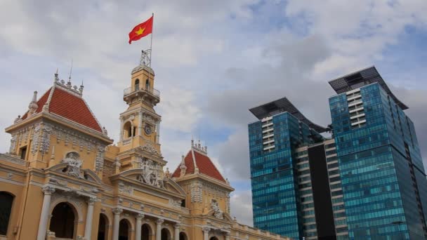 Bandera nacional vietnamita en Saigón — Vídeos de Stock