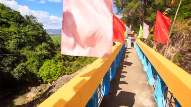 Suoi pagoda içinde renkli bayrakları — Stok video