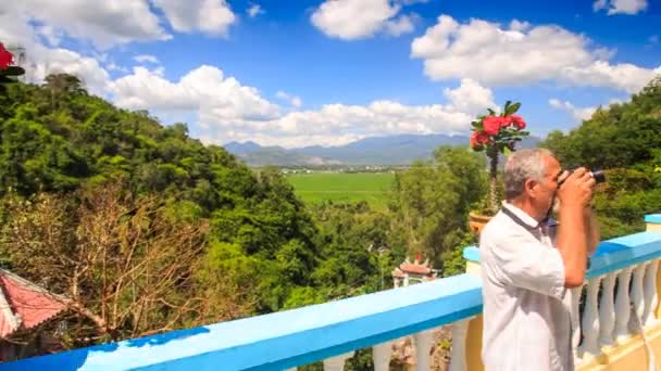 Hombre tomando la foto de Suoi Do pagoda — Vídeos de Stock