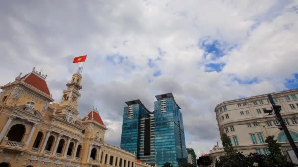 Vietnamesische Nationalflagge in Saigon — Stockvideo