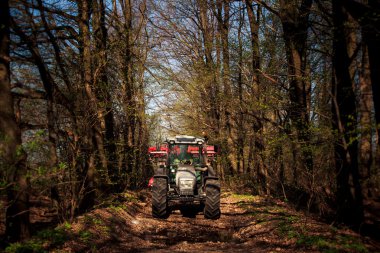 Bahar kırsal traktör