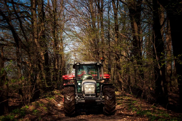 Trator rural na primavera — Fotografia de Stock