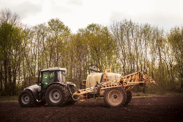 Trator rural na primavera — Fotografia de Stock