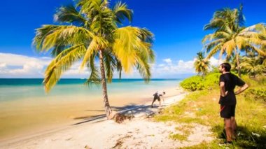 kum plajındaki çocuklar