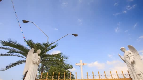 Cruz católica y estatuas de Dios — Vídeos de Stock