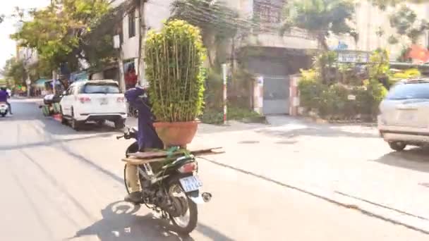 Man drijvende scooter — Stockvideo