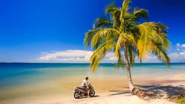 Chico en scooter en la playa tropical — Vídeo de stock