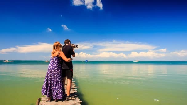 Pareja en muelle de madera — Vídeos de Stock