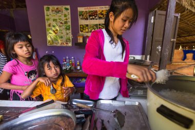 Tanımlanamayan çocuklar yiyecek alır