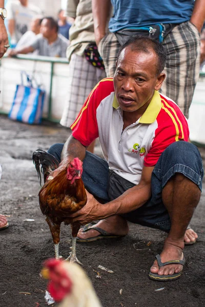 Les habitants pendant les combats de coqs traditionnels — Photo