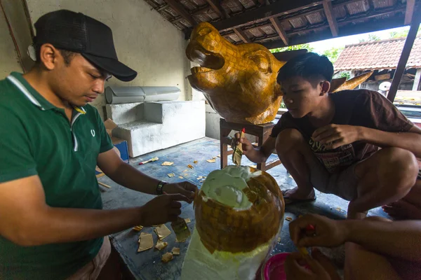 Människor under byggda Ogoh-ogoh — Stockfoto