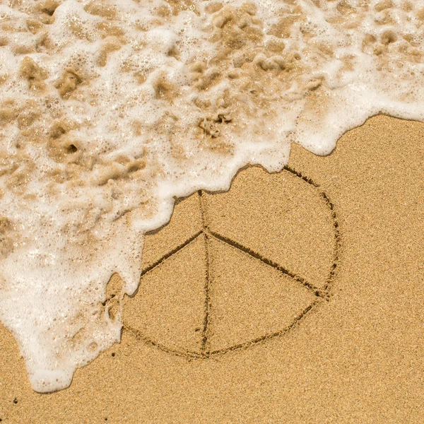 Peace sign (pacific) dras på sand — Stockfoto