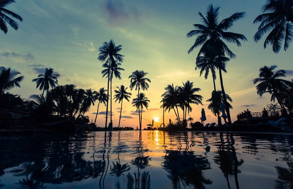 Piękny zachód słońca na tropikalnej plaży — Zdjęcie stockowe