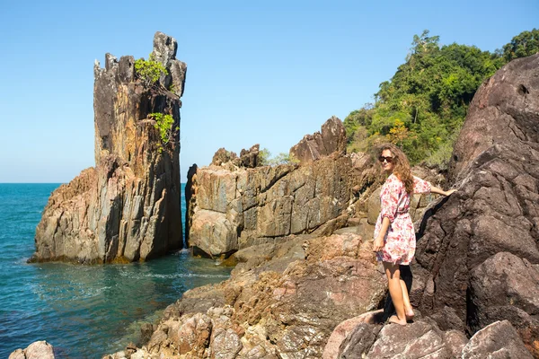 Mujer en la costa entre rocas — Foto de Stock