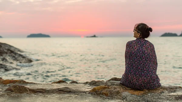 Mulher senta-se sozinho na costa — Fotografia de Stock