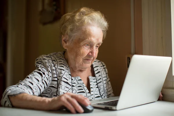 Oudere vrouw die op laptop werkt — Stockfoto